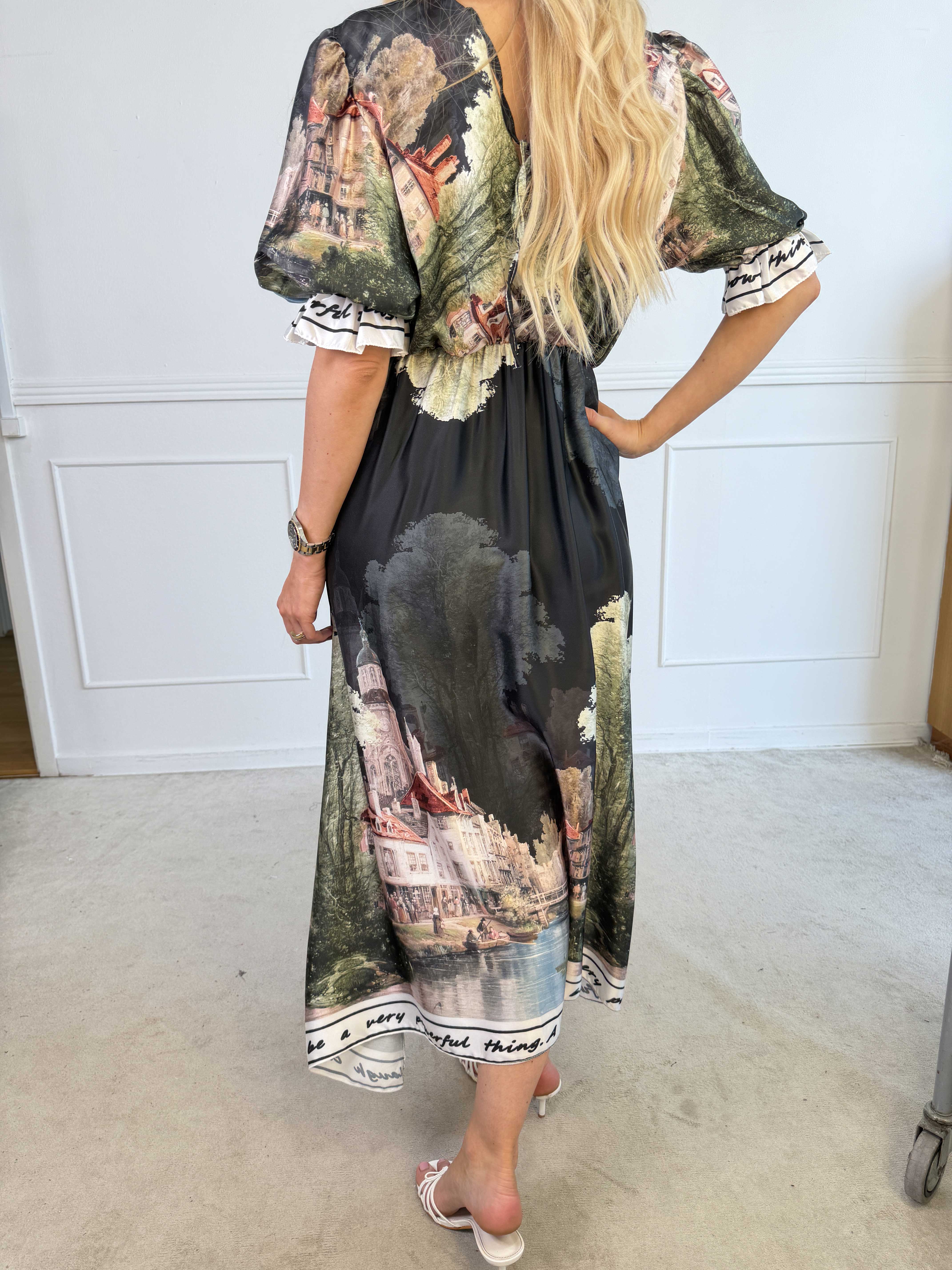 Manuela - Plus size kjole med bylandskabsmotiv på ærmerne og langs kanten forneden